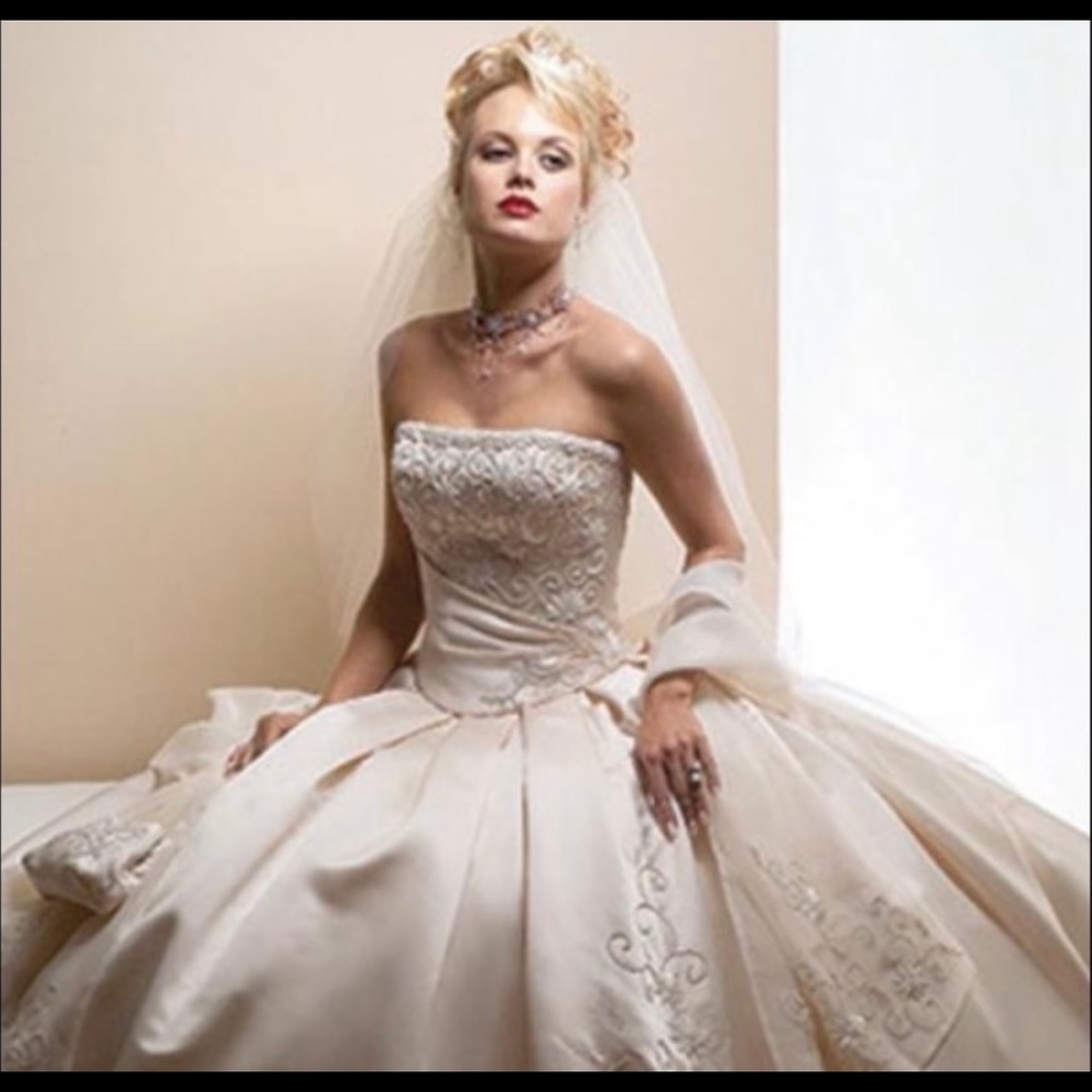 2 Piece Ballgown Wedding Dress-Matching Shawl and Purse. Brand New/Unaltered